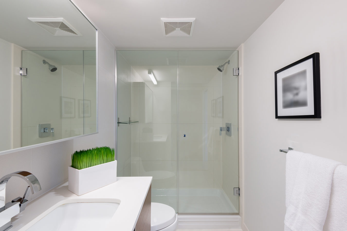 Gesloten douche met glazen douchewanden - kleine badkamer