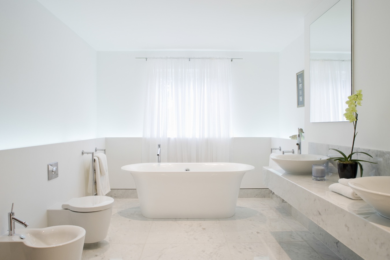Moderne badkamer in wit marmer