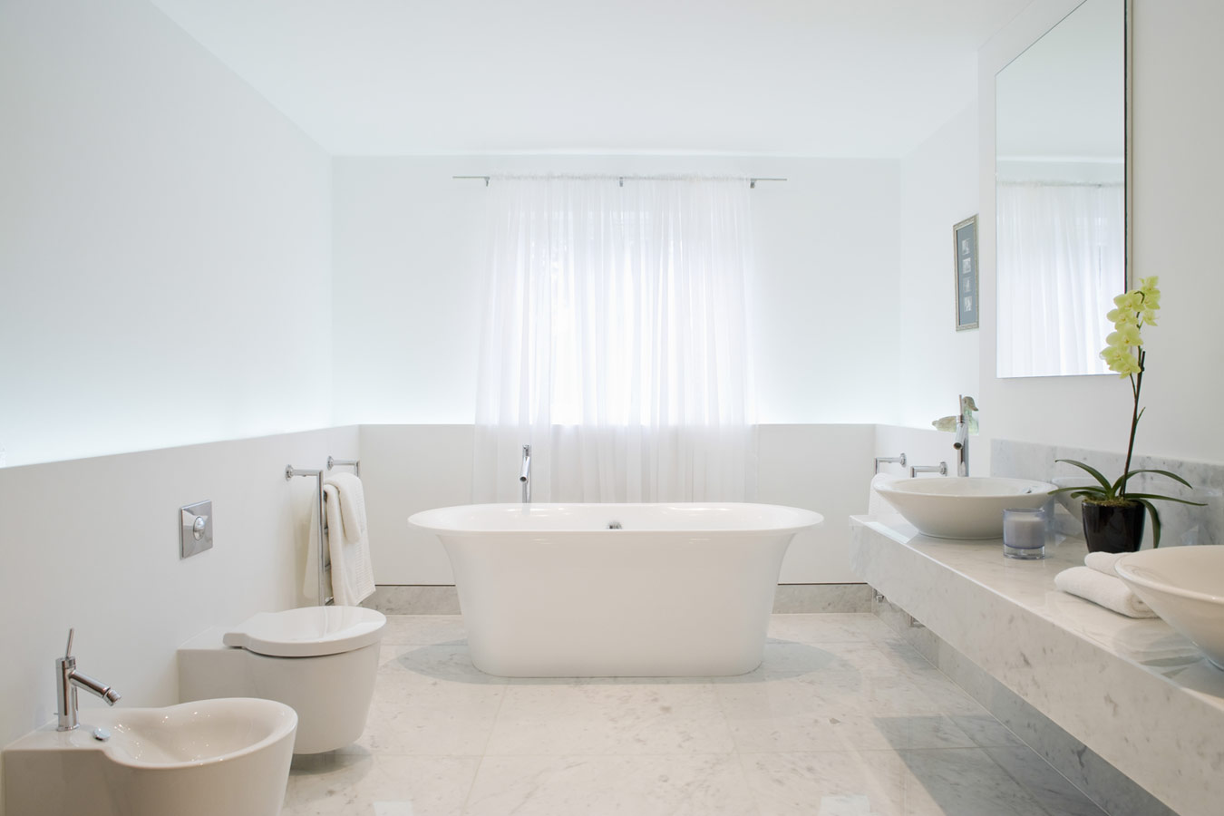 strakke, witte, moderne badkamer met vrijstaand bad