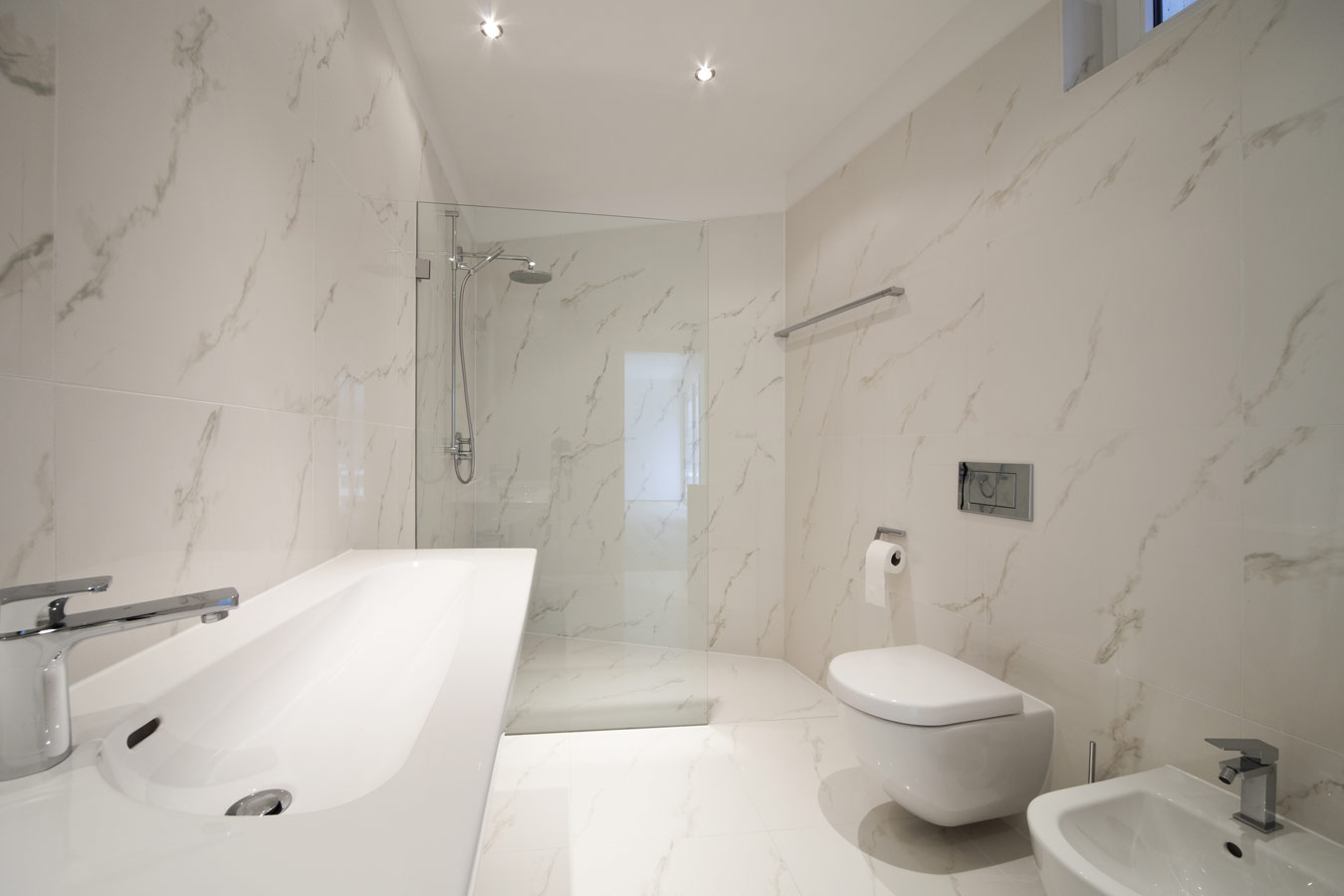 Marmer in de moderne badkamer met inloopdouche