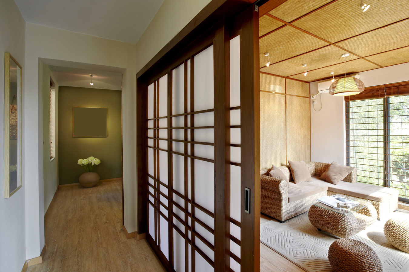 Ethnische woonkamer met rieten poefs en Japanse schuifdeur - Interieurstijlen uit de hele wereld