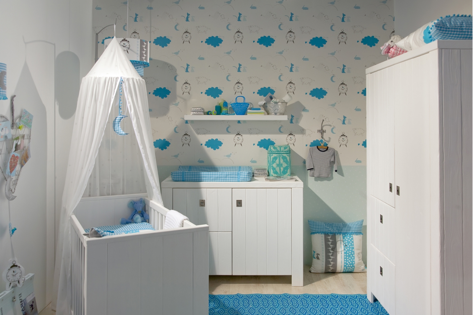 Babykamer met blauwe tekeningen