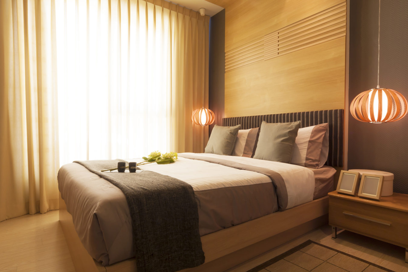 landelijke slaapkamer met houten hanglampen