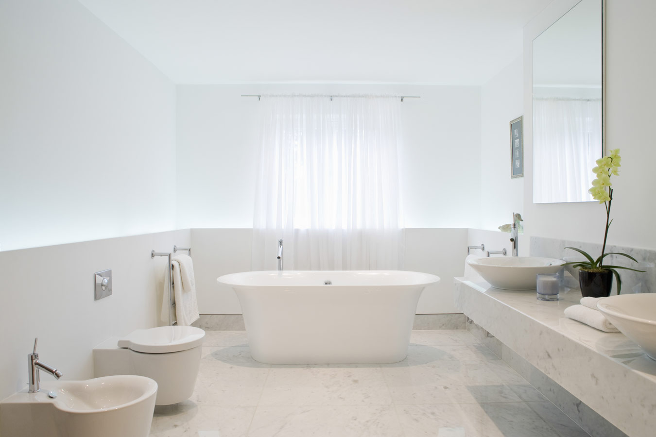 Wit vrijstaand bad in minimalistische badkamer - spanplafond