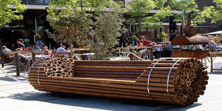 Zelfgemaakte zitbank van bamboe