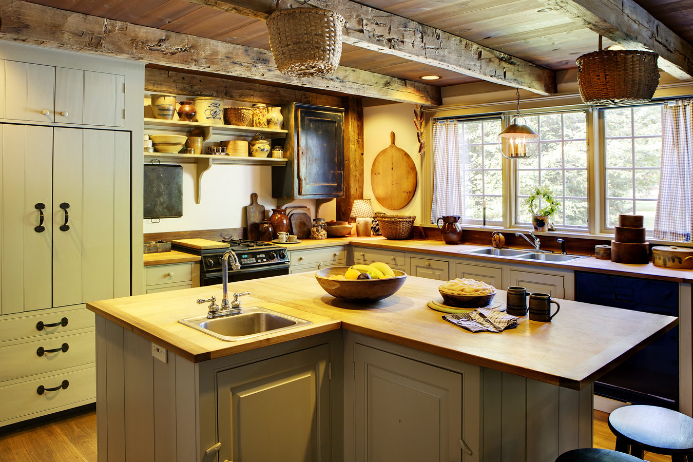 Landelijke keuken met houten balken - keukenkasten schilderen