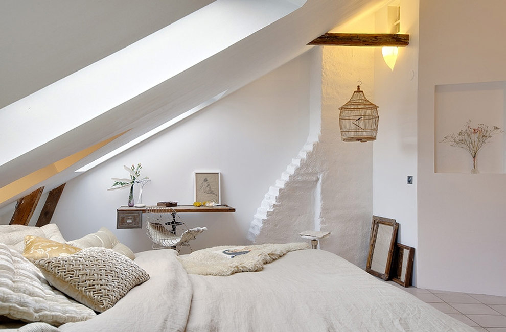 Witte romantische slaapkamer op zolder - zolderkamer ideeën
