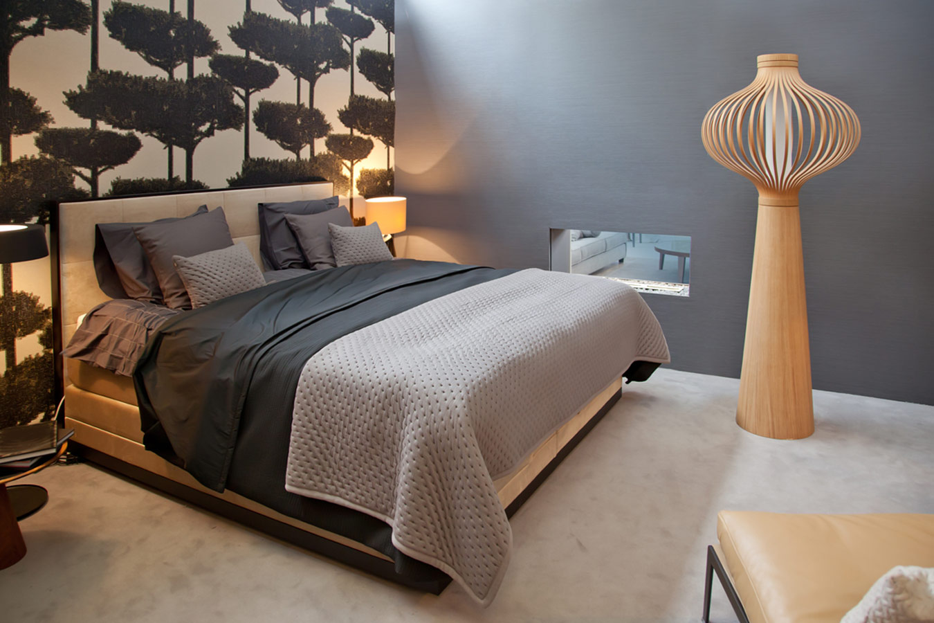 Romantische slaapkamer met boompjes behang