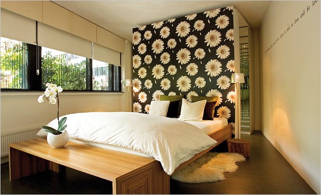 moderne slaapkamer met accentmuur van behang