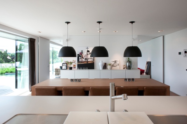 Open witte keuken met zwarte hanglampen