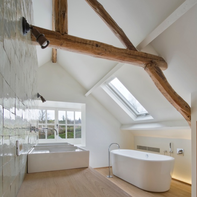 Witte badkamer op zolder - houten balken