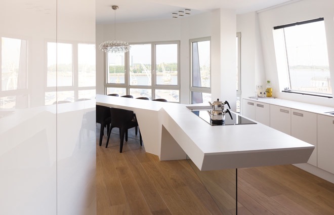 zwevende keuken in design penthouse