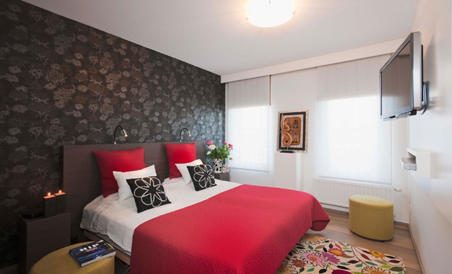 moderne slaapkamer met opvallende accentwand behagpapier