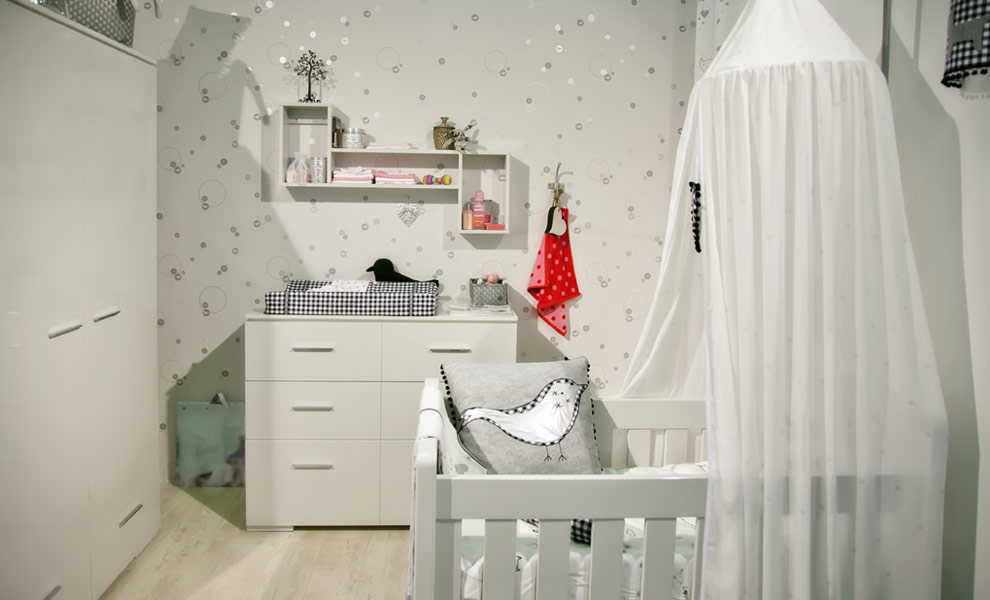 Witte, romantische babykamer met behangpapier: babykamer inspiratie