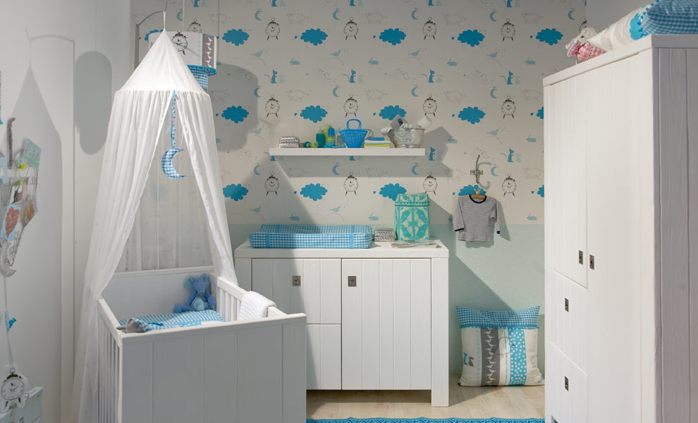 Witte babykamer met blauwe accenten en behangpapier - babykamer inspiratie