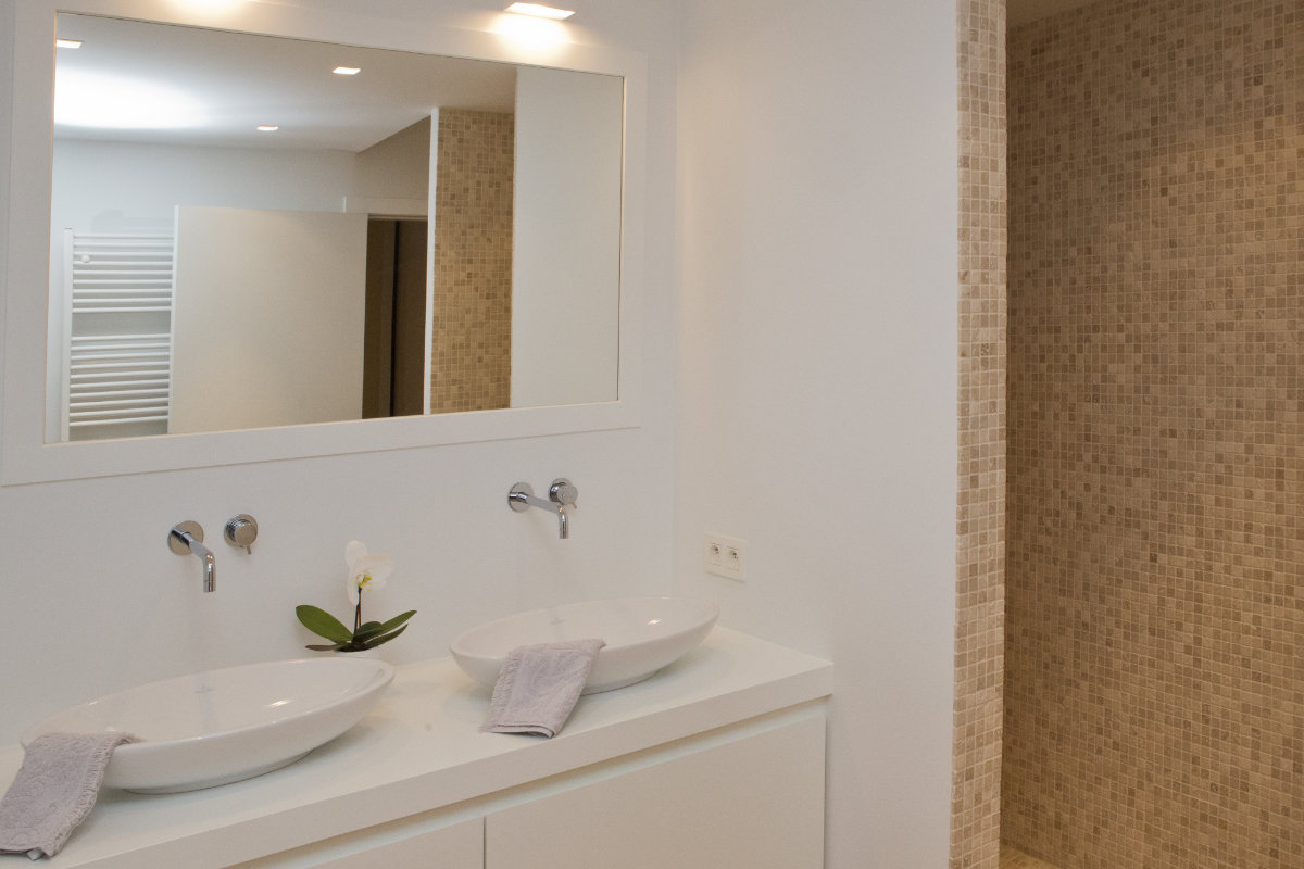 Witte badkamer met mozaïktegels 