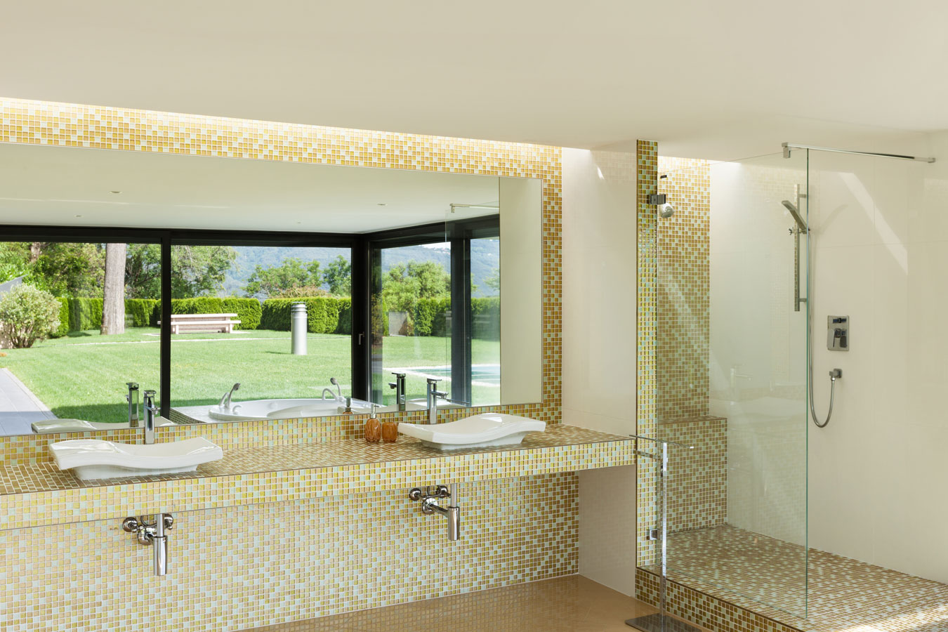 Gele en witte mozaïek - keramische tegels badkamer