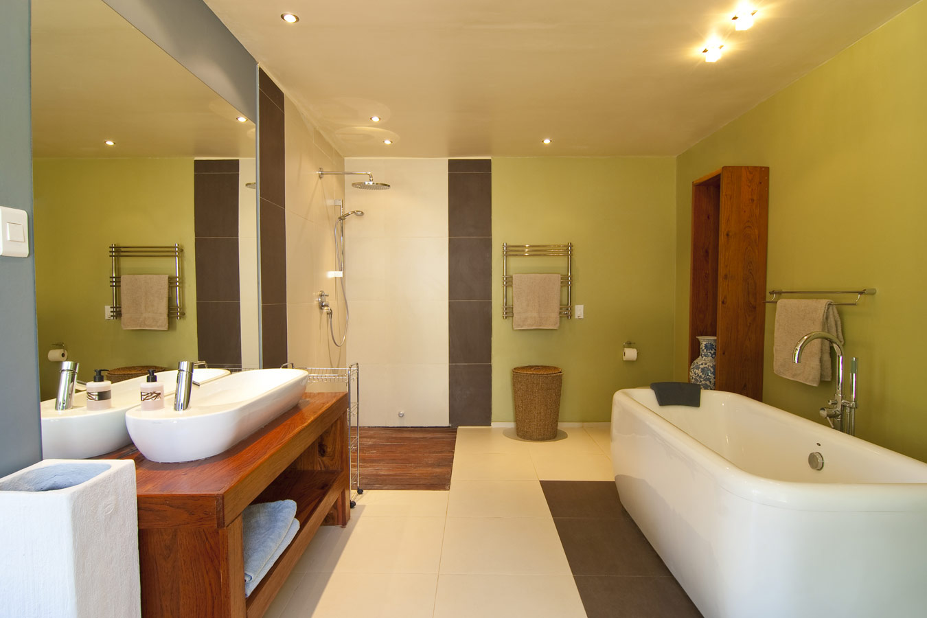 Groene badkamer met tegels en parket