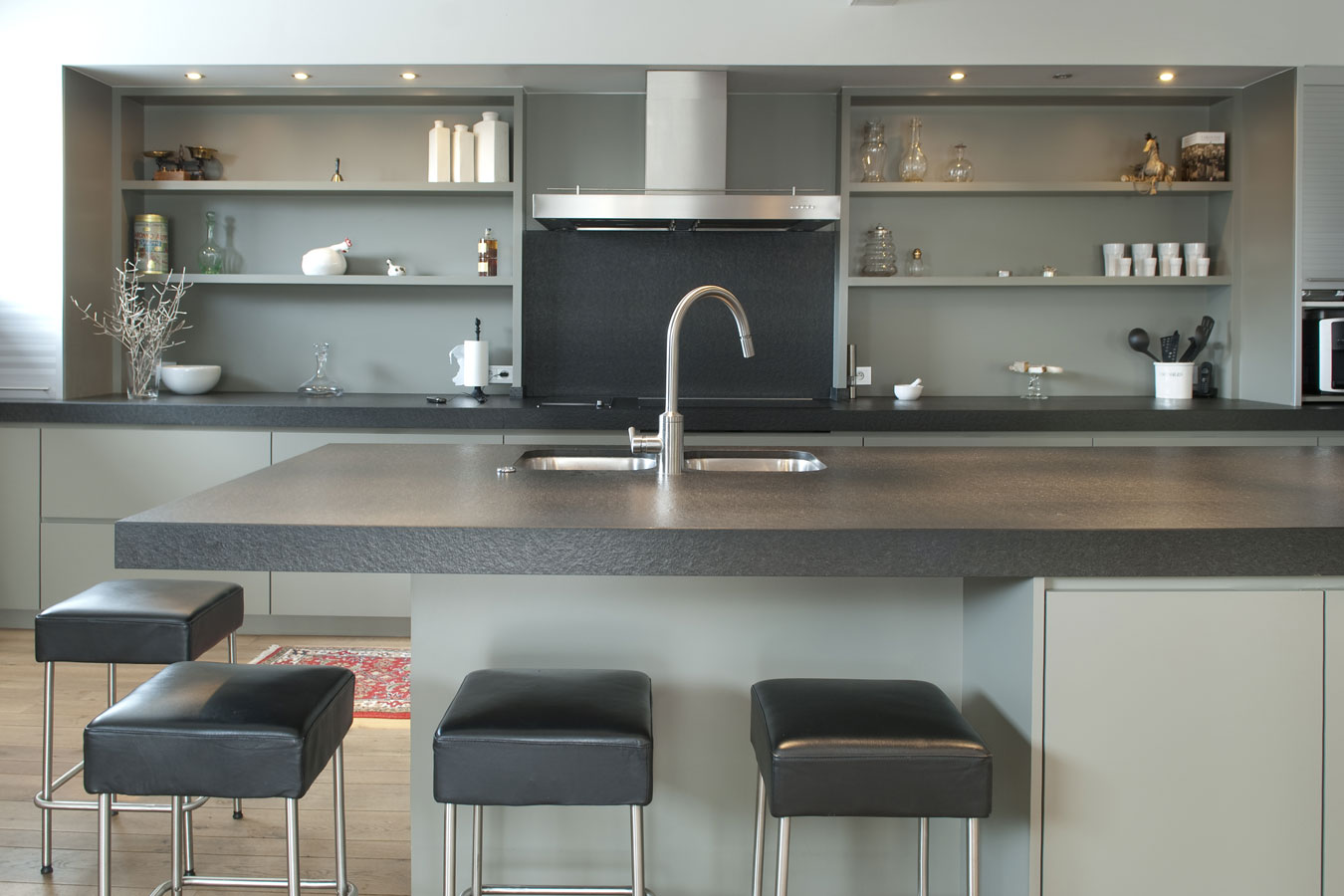 Strakke grijze keuken met betonnen werkblad