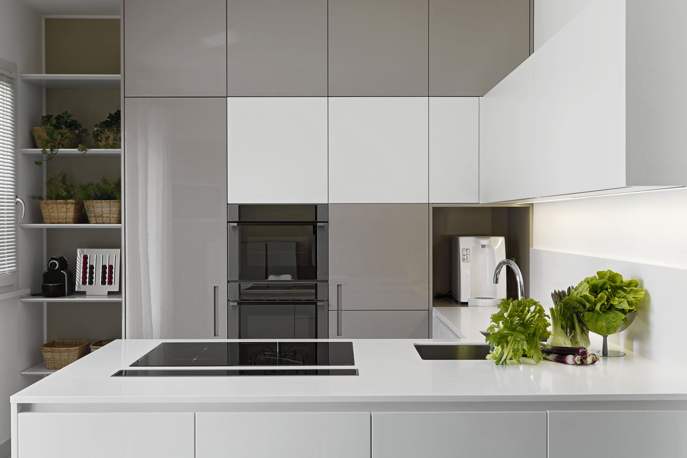 Witte keuken met composiet werkblad