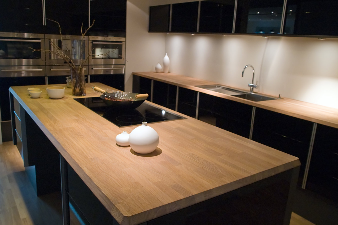 Donkere keukenkasten met houten werkblad