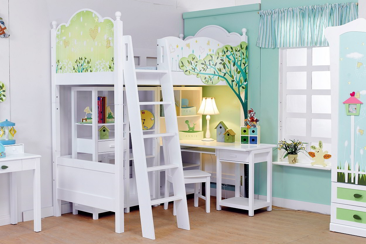 Kinderkamer met stapelbed en opvallende meubels