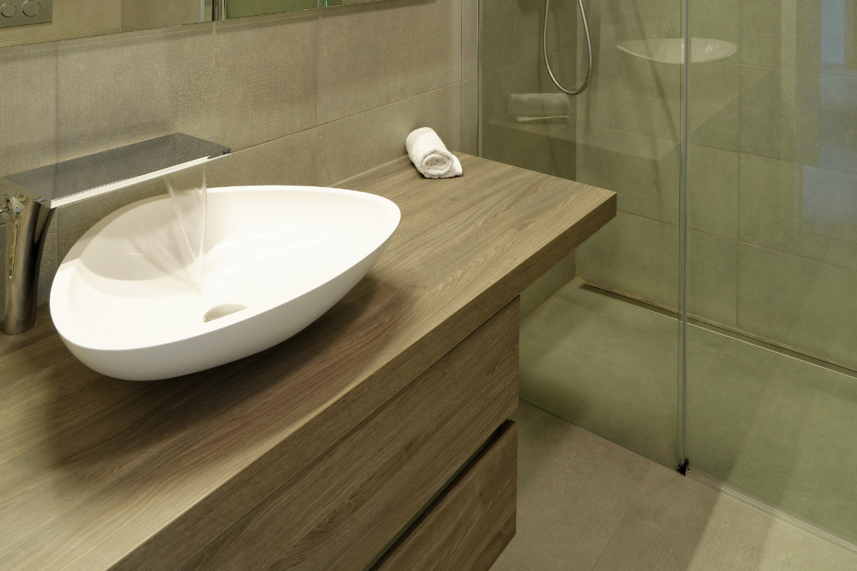 houten badkamermeubel met moderne wasbak