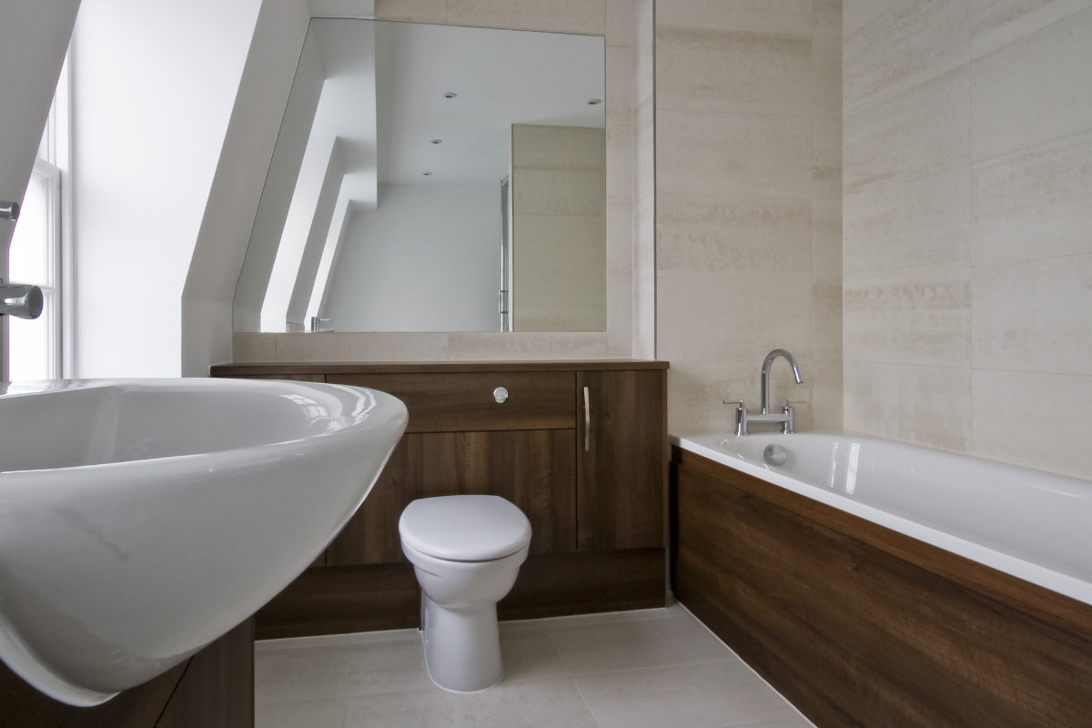 badkamer met klassieke houten badkamermeubel