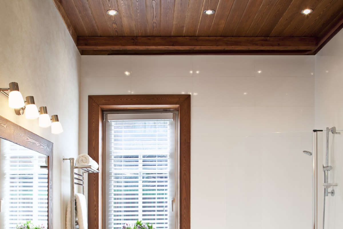 houten plafond badkamer